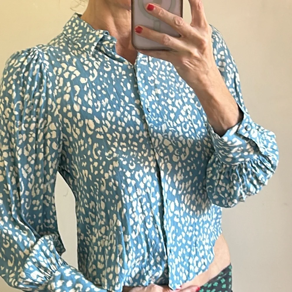 Zara blue and white rare Marilyn long sleeve button down collared blouse…